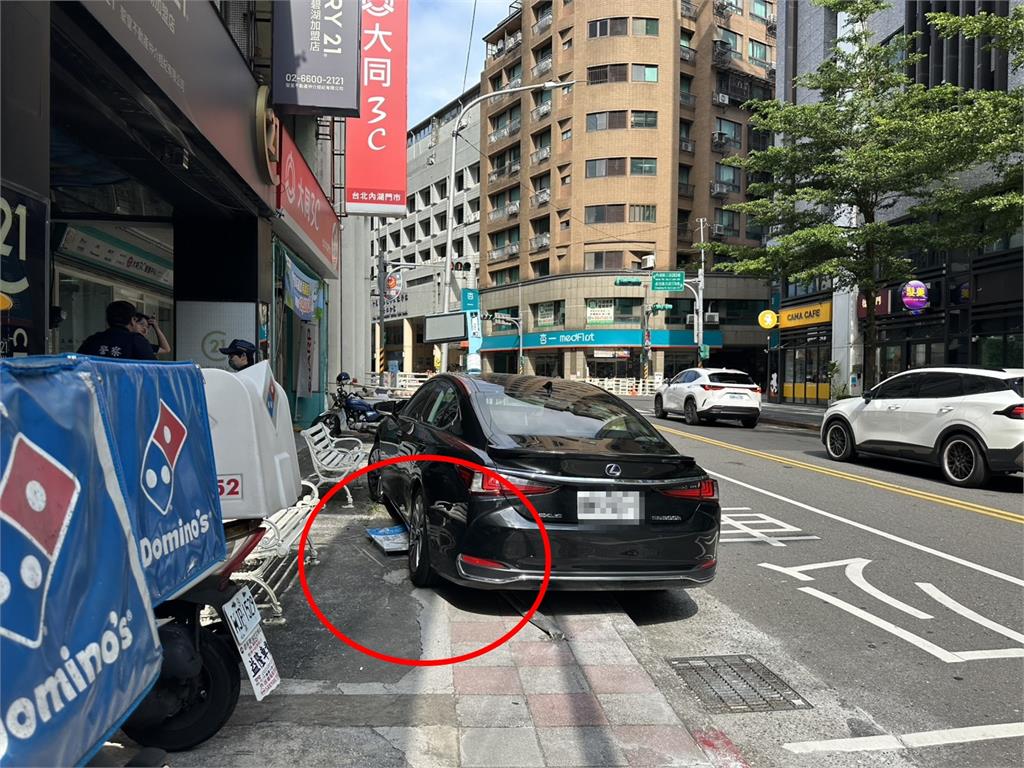 快新聞／精神不濟直直撞！內湖公車站牌慘遭「壓車底、撞歪45度」　現場畫面曝光
