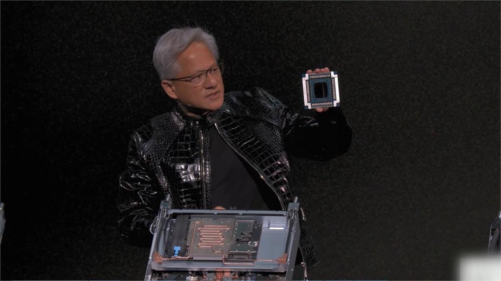 BIGBANG太陽「白髮＋皮衣＋眼鏡」！撞臉「科技界1大咖」笑翻網：回不去了