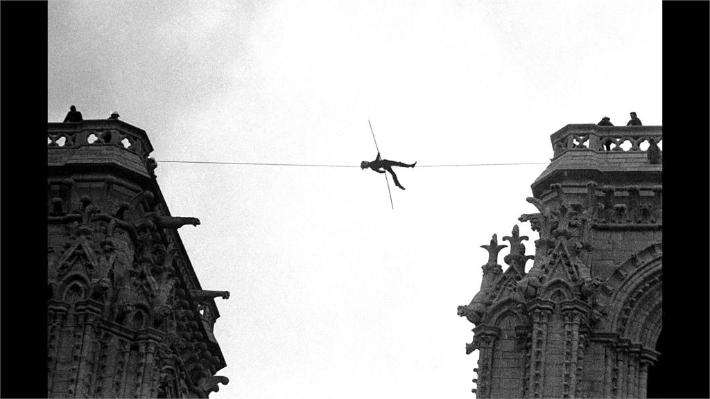 高空走繩50年！　73歲法國走繩大師再度挑戰走過華府國立建築博物館