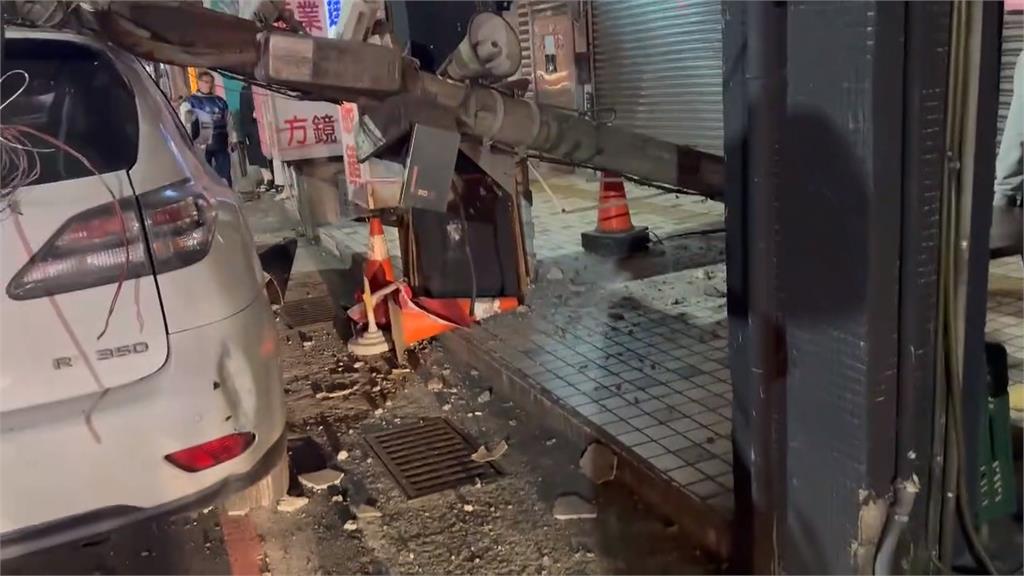 疑路不熟!駕駛撞機車又撞斷燈桿 基隆西定路一度塞車幸未影響用電