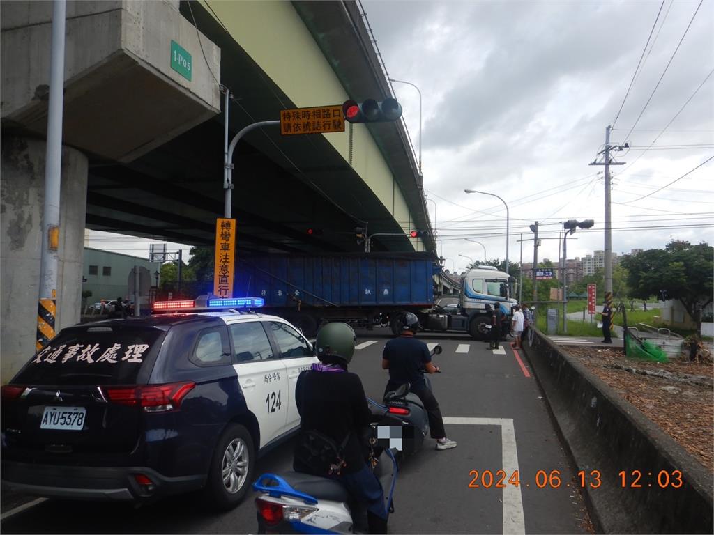 大貨車違規右轉釀禍！　男大生騎車直直撞上　顱內出血送醫