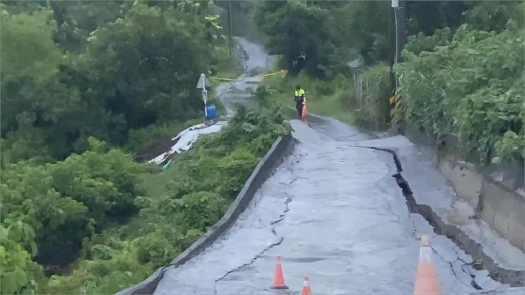 大雨滂沱！　台南官田山路掏空逾50米　擋土牆位移　交通中斷