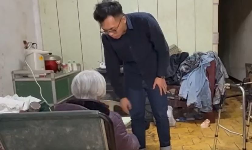 老翁自宅跌倒不起夫妻急喊救命！　「休假警」路過救援