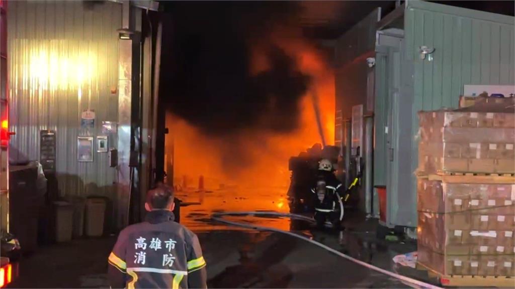 高雄深夜2火警 大樹區鋰電池回收場起火燃燒