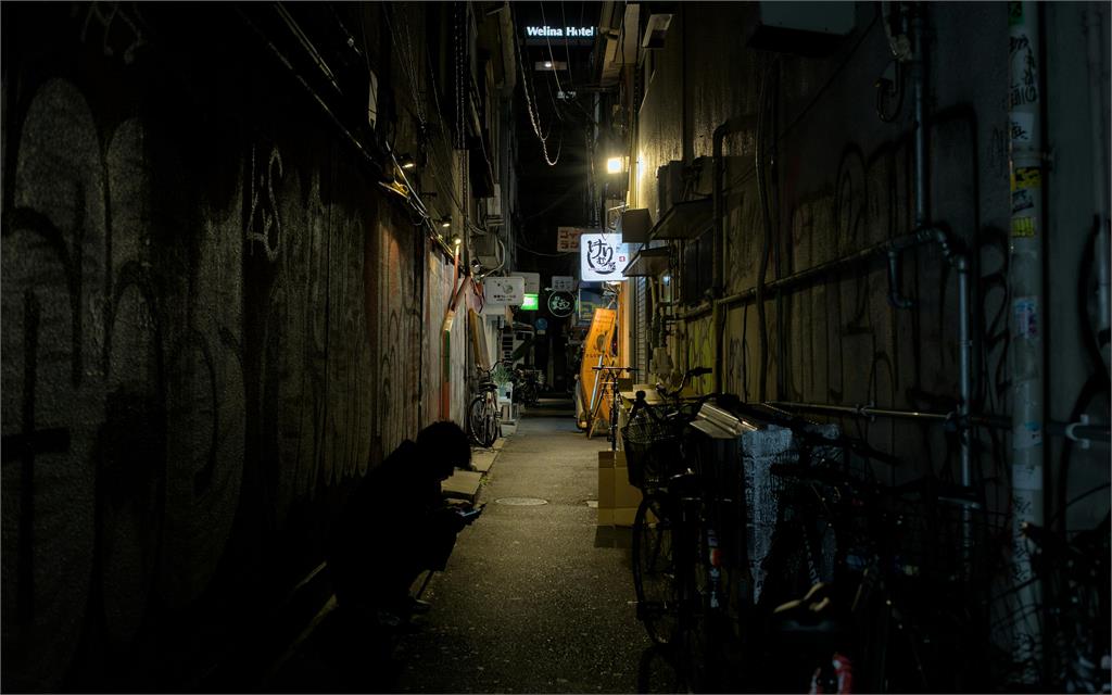 甜妹廁所前「雙人交疊」非裔壯男!餐廳「怒曬鐵證片」公審:這不是旅館