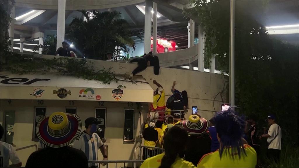 美洲盃決賽爆濺血衝突!球迷翻牆、爬管被警打破頭 多人遭逮延遲開賽
