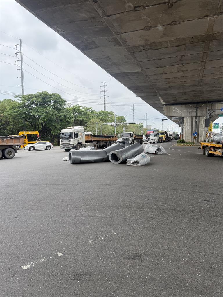 快新聞/高雄林園驚魂!曳引車貨物掉滿地 警方火速排除