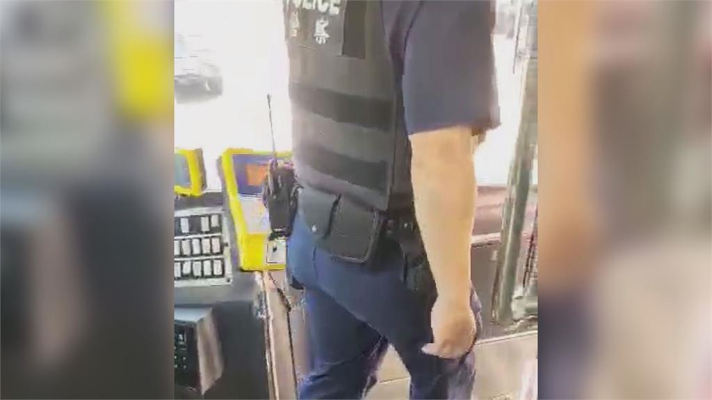 不滿鄰座有人!紅衣男搭客運「對女乘客失控大吼」 司機制止無用秒停車報警