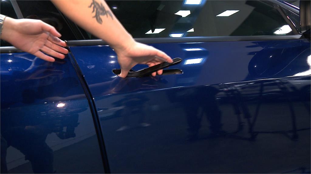 疑打不開特斯拉車門暴怒 王大陸比不雅手勢畫面曝光