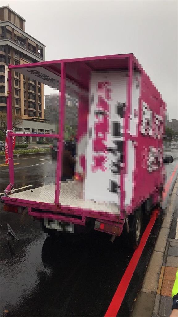 快新聞／罷團宣傳車「違停紅線」遭公車撞上　林口警方依法開罰