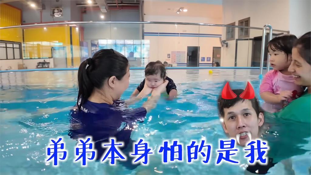 大馬網紅帶7個月大兒學游泳 「這態度」讓老婆哭笑不得:和女兒待遇不同