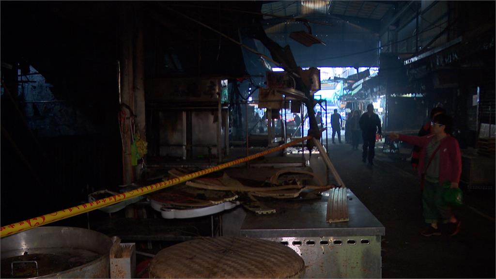 桃園南門市場大火後收拾殘局!攤商喊財損達百萬 豬肉攤營業遙遙無期