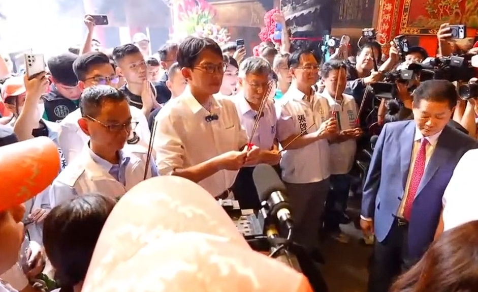 才喊白沙屯好處「沿路吃都免錢」！柯文哲夫妻直衝大甲媽參拜「被問1事」尷尬回4字