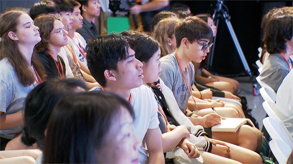 震撼感受國際級"虛擬攝影棚"美國高中生跨海來台參加"台灣影視體驗營