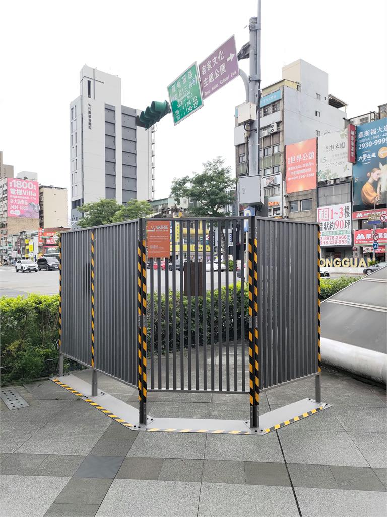 台北吸菸區驚見「柵欄設計」畫面曝光！網怒批「毀市容」：有被羞辱的感覺