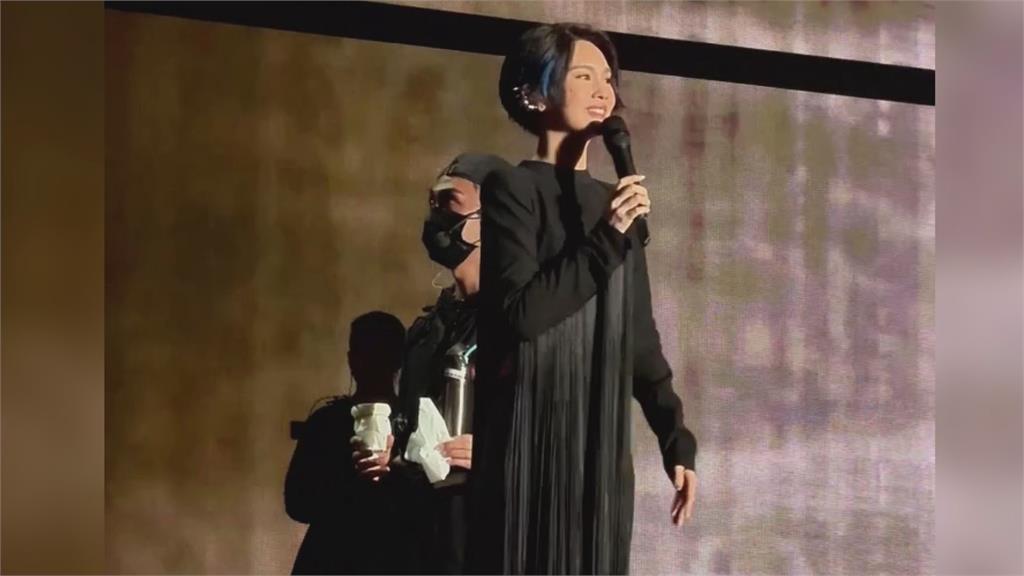 失聲仍賣力演唱!楊丞琳淚灑演唱會 擔心被誤解「現場表演有問題」