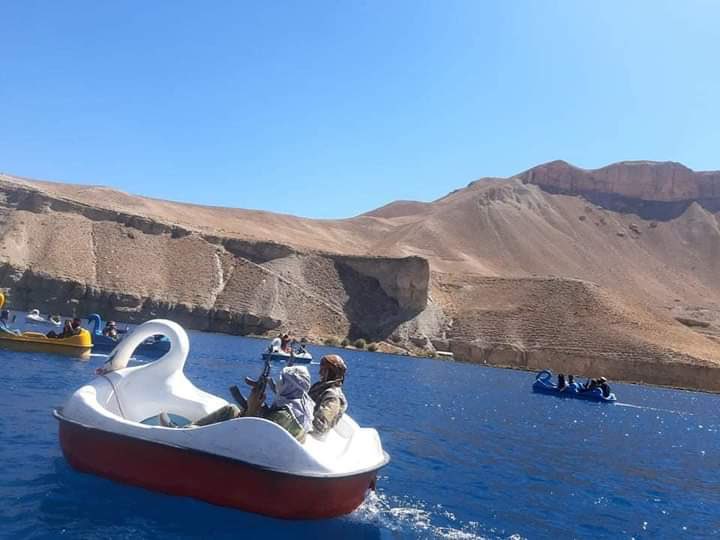 塔利班持槍爽逛阿富汗國家公園　踩「武裝天鵝船」遊湖網：開發海軍嗎？