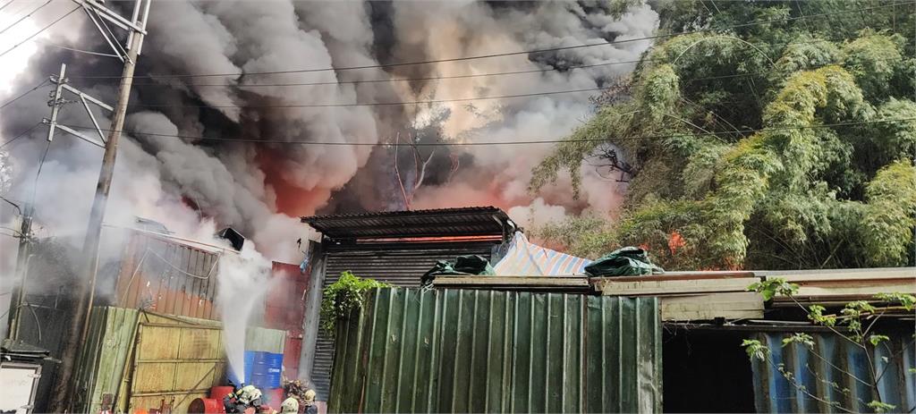 最新／快關窗！新莊工廠冒大火「濃煙竄天」　驚悚畫面曝