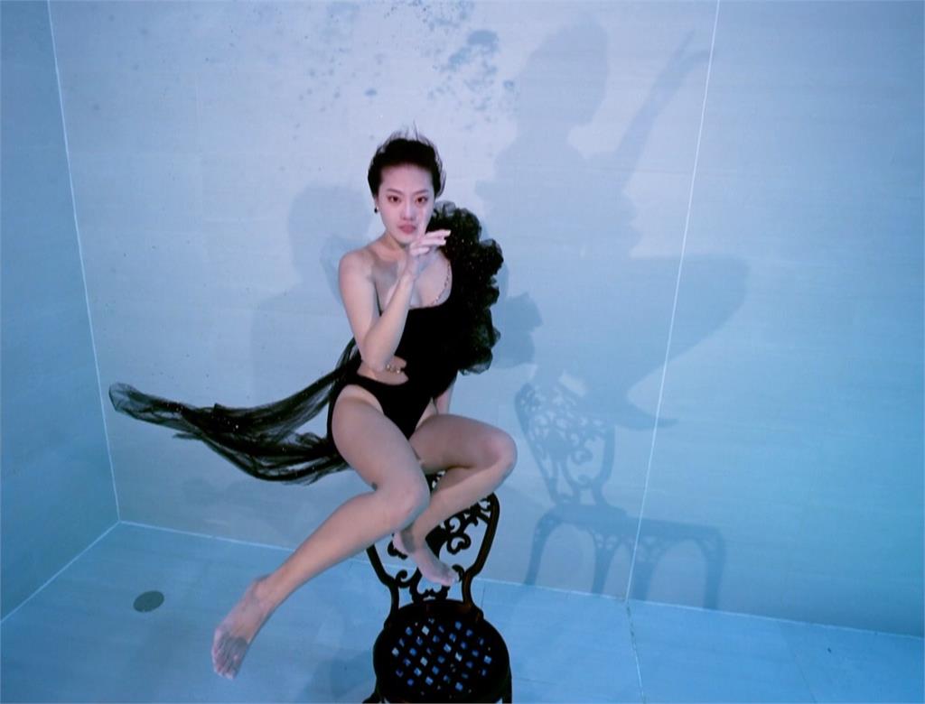 《民視第一發發發》顏曉筠水下11米「跳舞」再到攝影棚火辣國標呈現「水火相容」！台灣電視史沒有這樣的表演