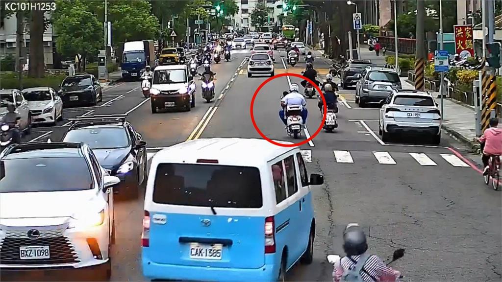 高雄鳳山騎士「抱童單手騎車」 目擊民眾直呼太危險