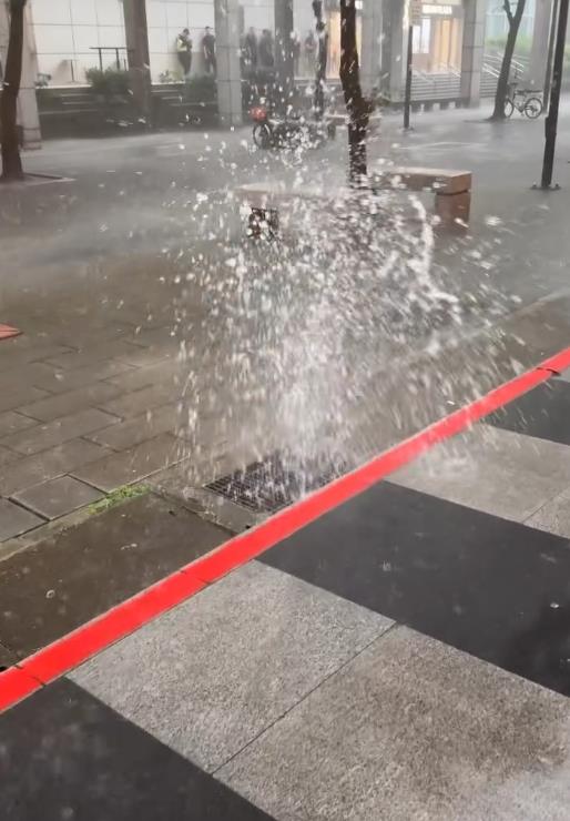 圖輯／台北狂淹大水！嚴重災情畫面一次看　多地水柱狂噴、大量污水覆蓋路面