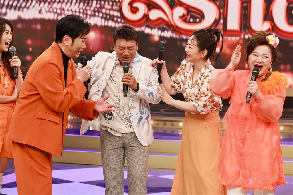 張秀卿伸手華麗轉身要民歌天王「抱住她」！施孝榮沒get到居然「鞠躬握手」