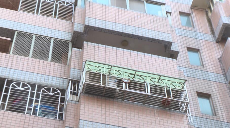 氣弟當「啃老族」 台中哥7樓丟椅子到社區中庭被上銬