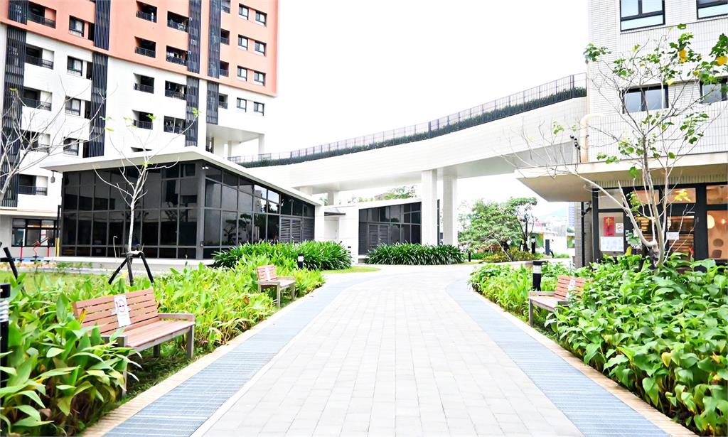 新北社宅驚見開「千萬超跑」住戶 「入住資格掀論戰」住都中心這樣說