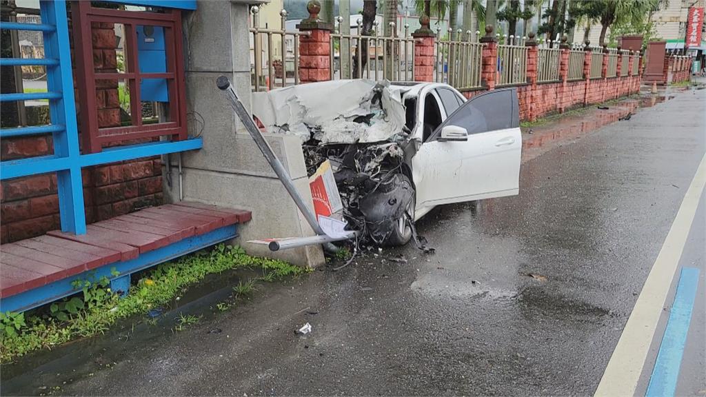 遭後方小客車追撞　小貨車轉兩圈側翻安全島