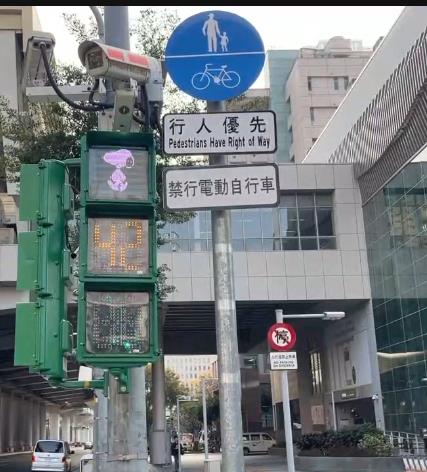 史努比陪你過馬路！　台中「超萌創新號誌」曝光　遊客大讚：好生動