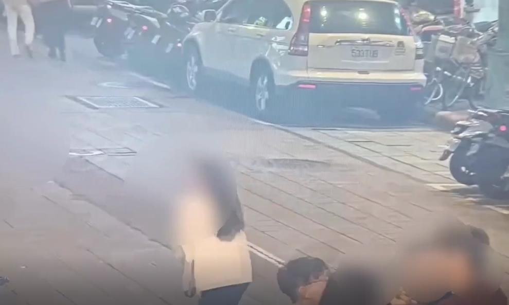 大馬遊客隨手拍車遭誤會「想檢舉」　竟在寧夏夜市上演「街頭扭打」！