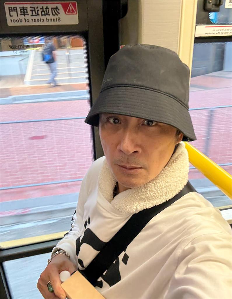 影帝吳鎮宇搭公車刷「老年卡」險被趕下!原因曝光網友狂讚:身分證確實18歲