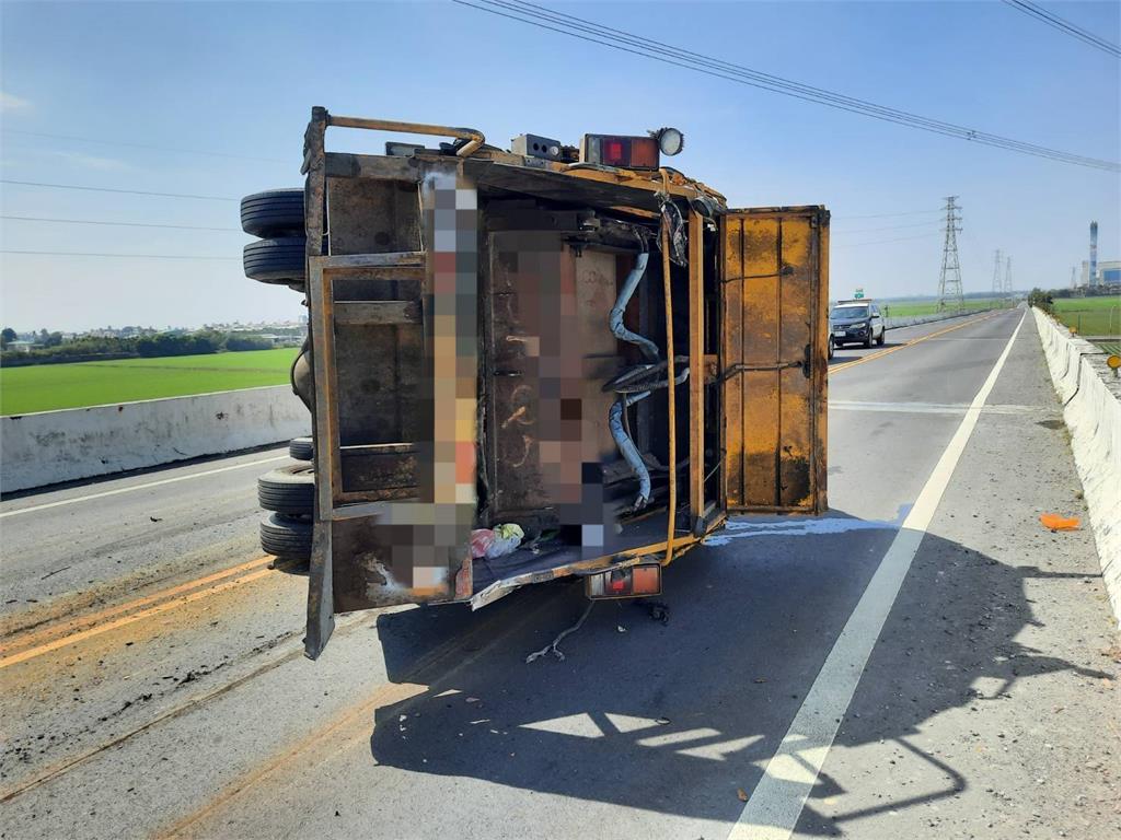 快新聞／除夕仍在拚清運！屏東崁頂垃圾車擦撞翻覆　2人受傷送醫