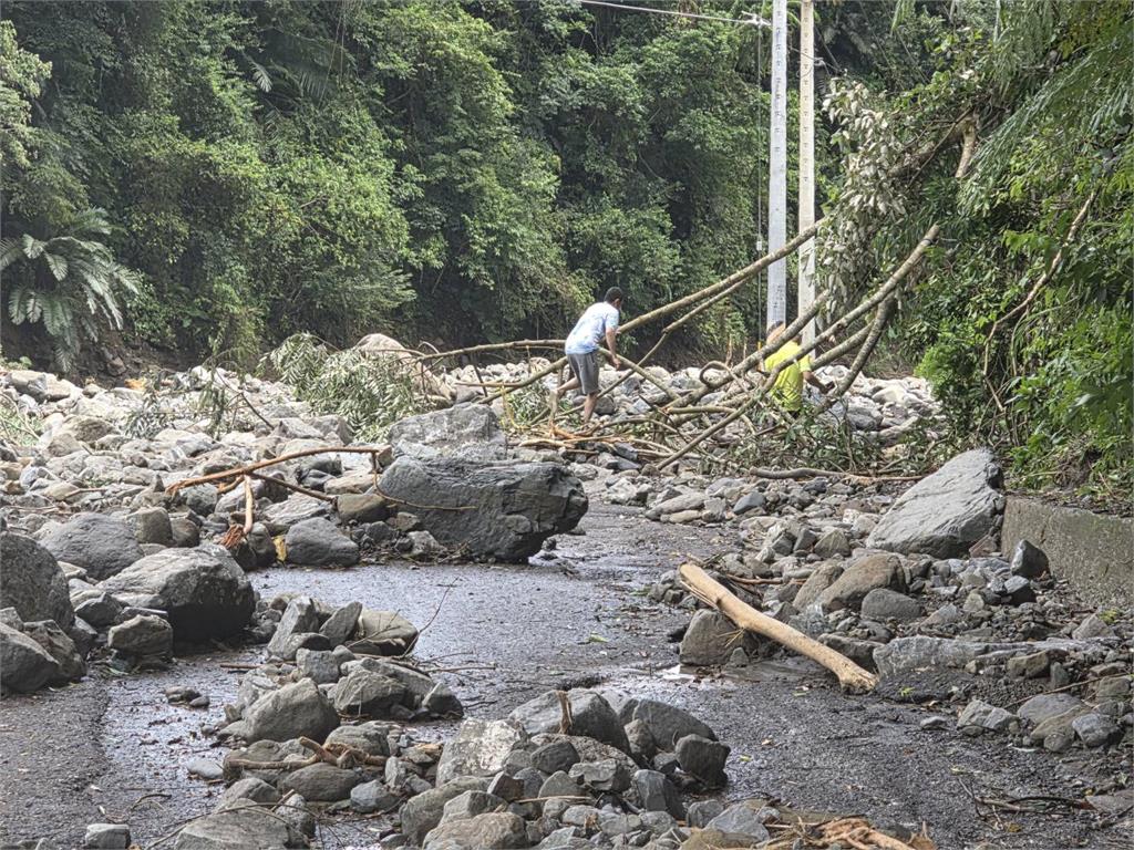 巴威釀災！　北埔河堤遭泥流沖毀　道路坍方「落石砸路中」幸無人傷