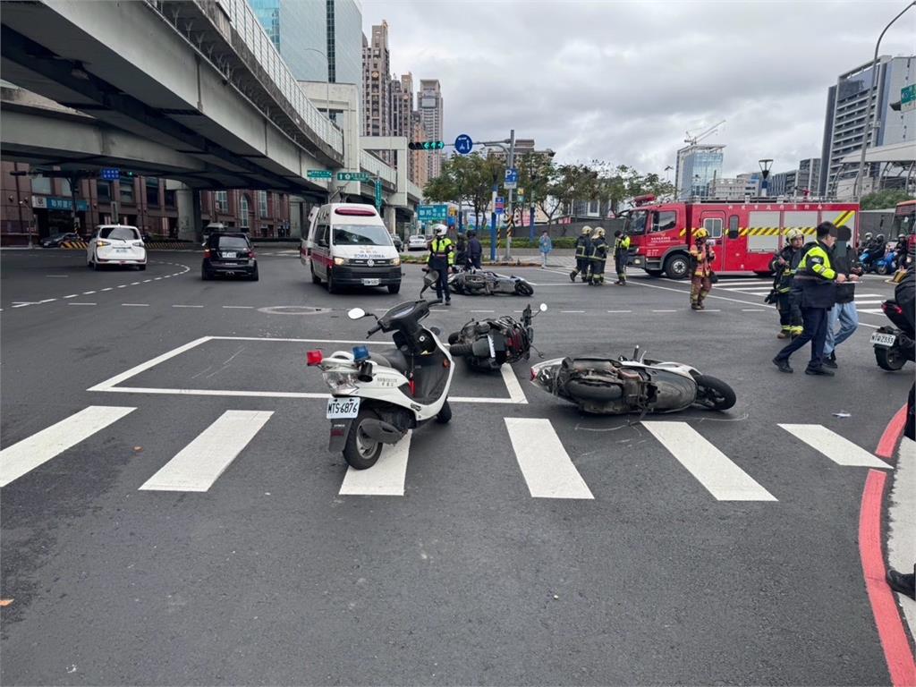 快新聞/新莊重大車禍!賓士車突爆衝 9機車「停紅燈遭撞」4人受傷送醫