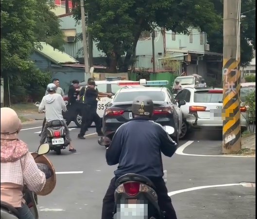 警匪圍捕！男子催油門撞警車突圍逃逸　警連開１４槍壓制
