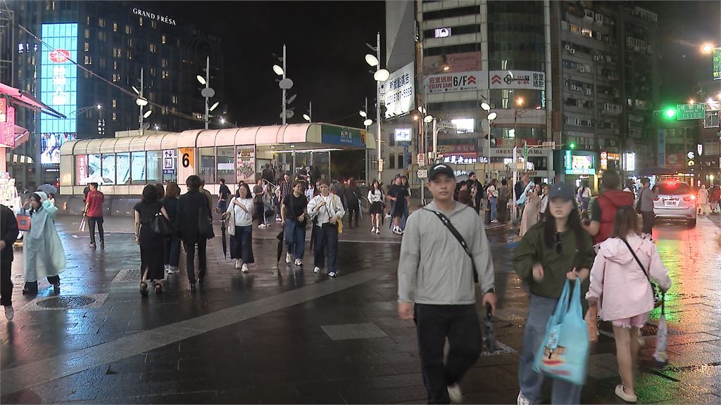 薔琵颱風來襲！北市風雨暫歇　西門町湧人潮「外國客比台人多」