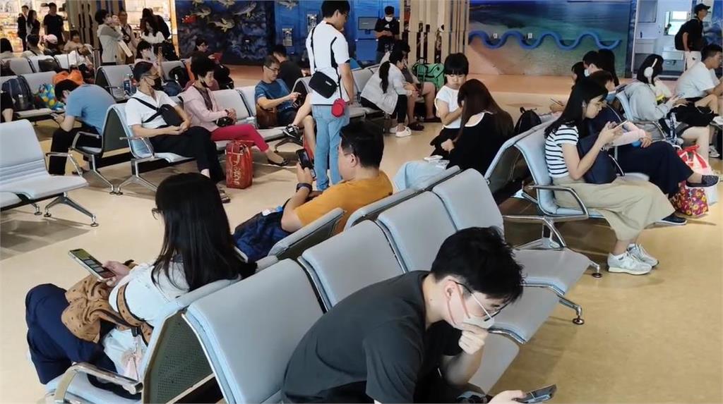 快新聞/雷雨當空!金門飛台中班次延誤 旅客抱怨:立榮丟大家在候機室不聞不問