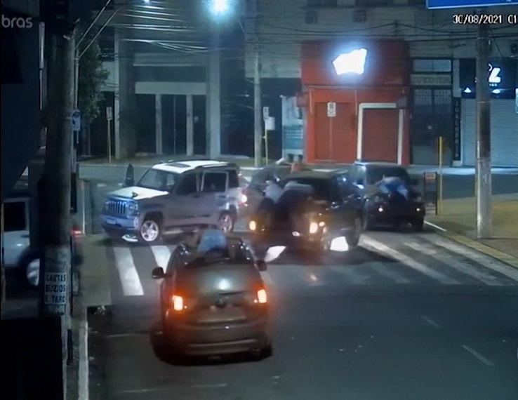 巴西銀行搶匪超囂張！人質綁車外當「肉盾」　飆車逃逸還引爆炸彈