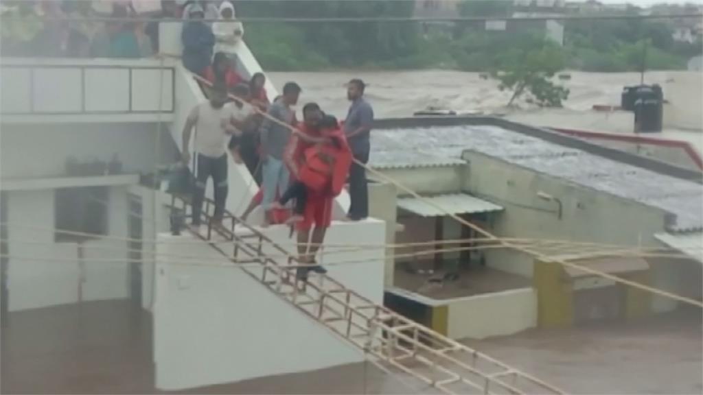 印度大洪水！民宅、馬路遭淹沒　釀3死5失蹤