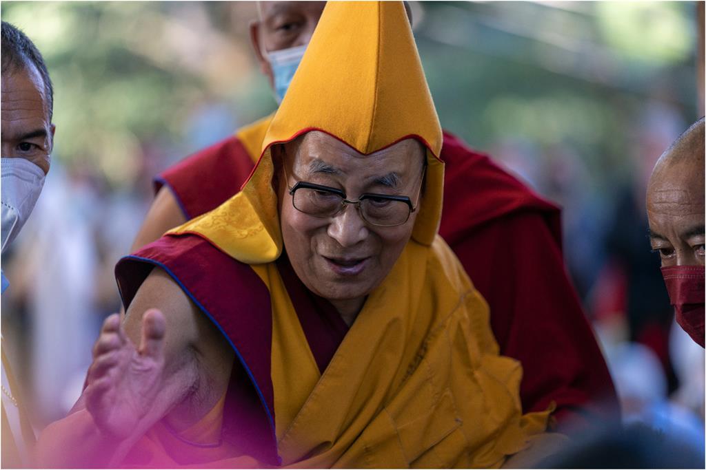 要求男童「吸我的舌頭」影片瘋傳　達賴喇嘛道歉稱「開玩笑」網氣炸