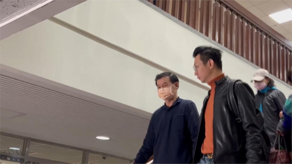 京華城案應曉薇首度出庭 鏡頭前雙手合十深深一鞠躬