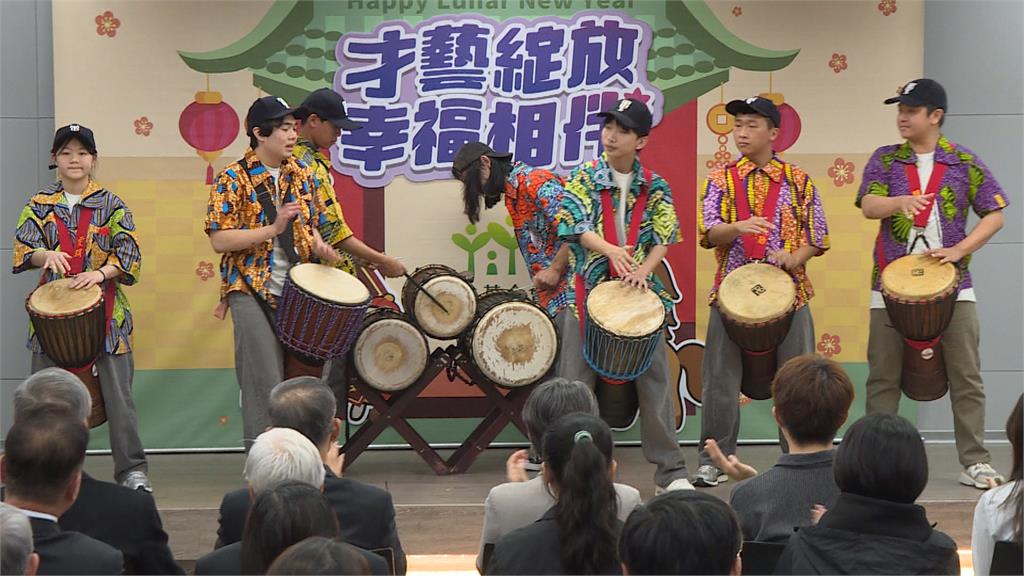 蕭美琴參與家扶年前活動 剪紙迎春見證才藝培力