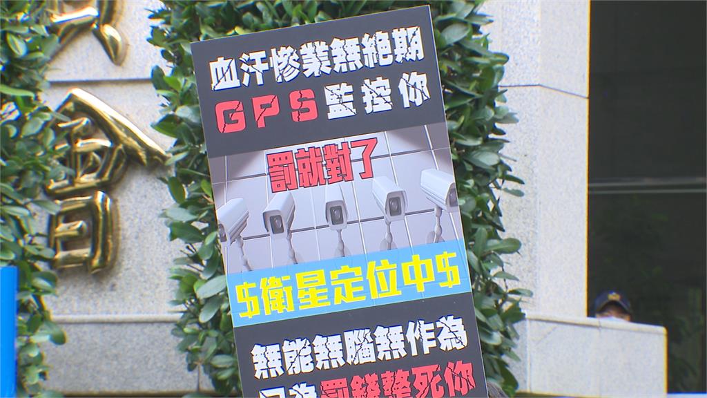 轟「違規記點新制」沒配套 近百台計程車抗議包圍交通部