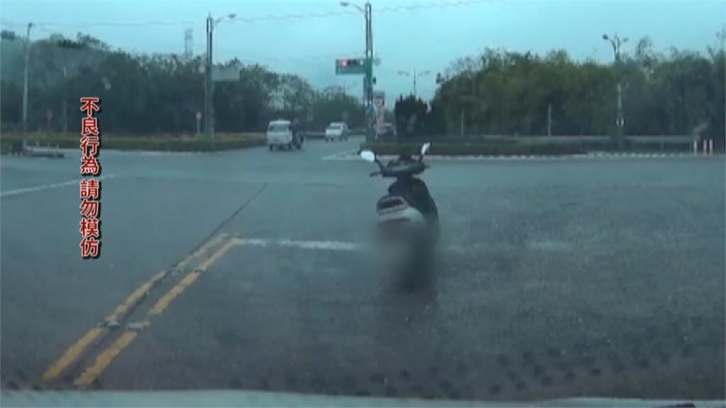 南投竹山路中央停車等紅燈 騎士人咧?跑去路邊做這事
