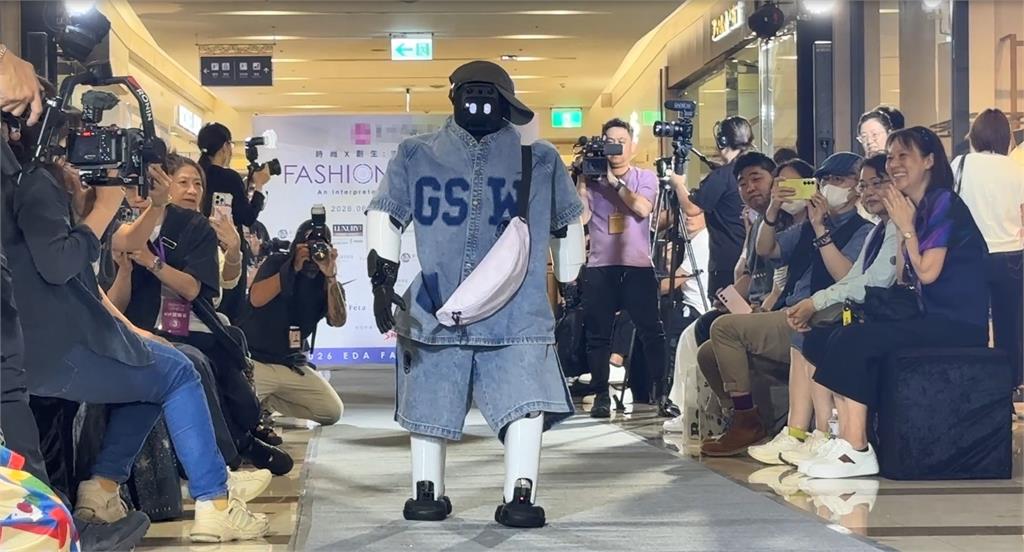 高雄購物廣場「科技風」時尚秀　AI機器人與真人模特兒同台走秀