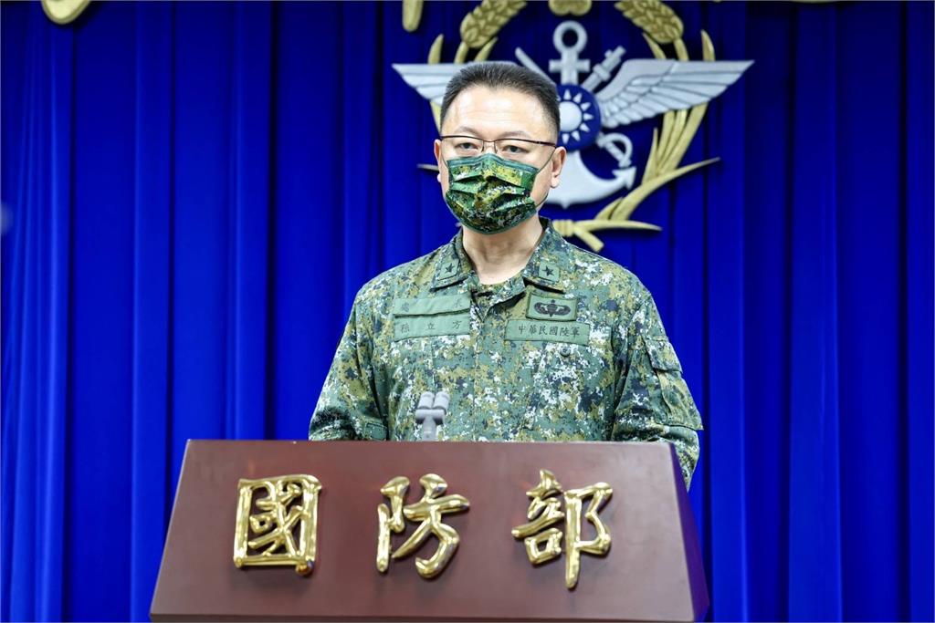 快新聞/大陸山東號航艦3艦編隊 中午現蹤海峽中線往北通過