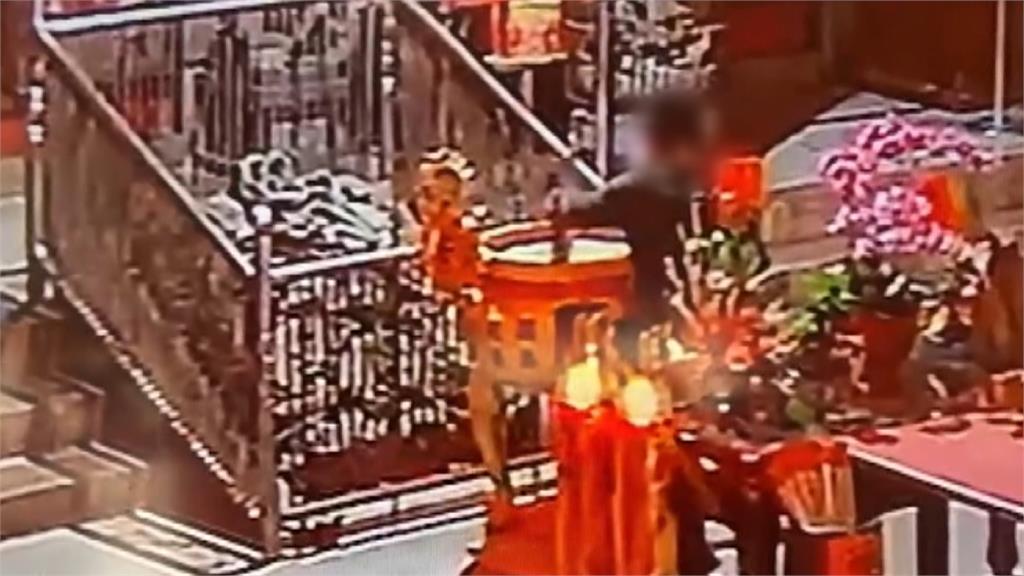 作法破壞? 男凌晨闖3間廟 在香爐燒符、倒不明液體
