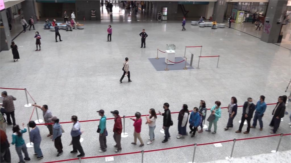 高雄「手繪年曆、水果月曆」超搶手　民眾大排長龍索取