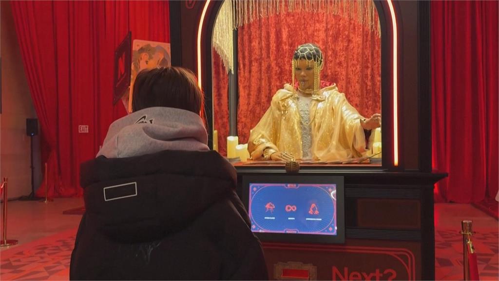 金球獎得主堤亞娜泰勒現身紐約 化身占卜師算塔羅牌